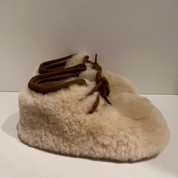 UGG sheepskin toddler boot 4/5T - Picture 2 of 5